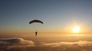 Paragliding vertical tile (c) Shutterstock - 2