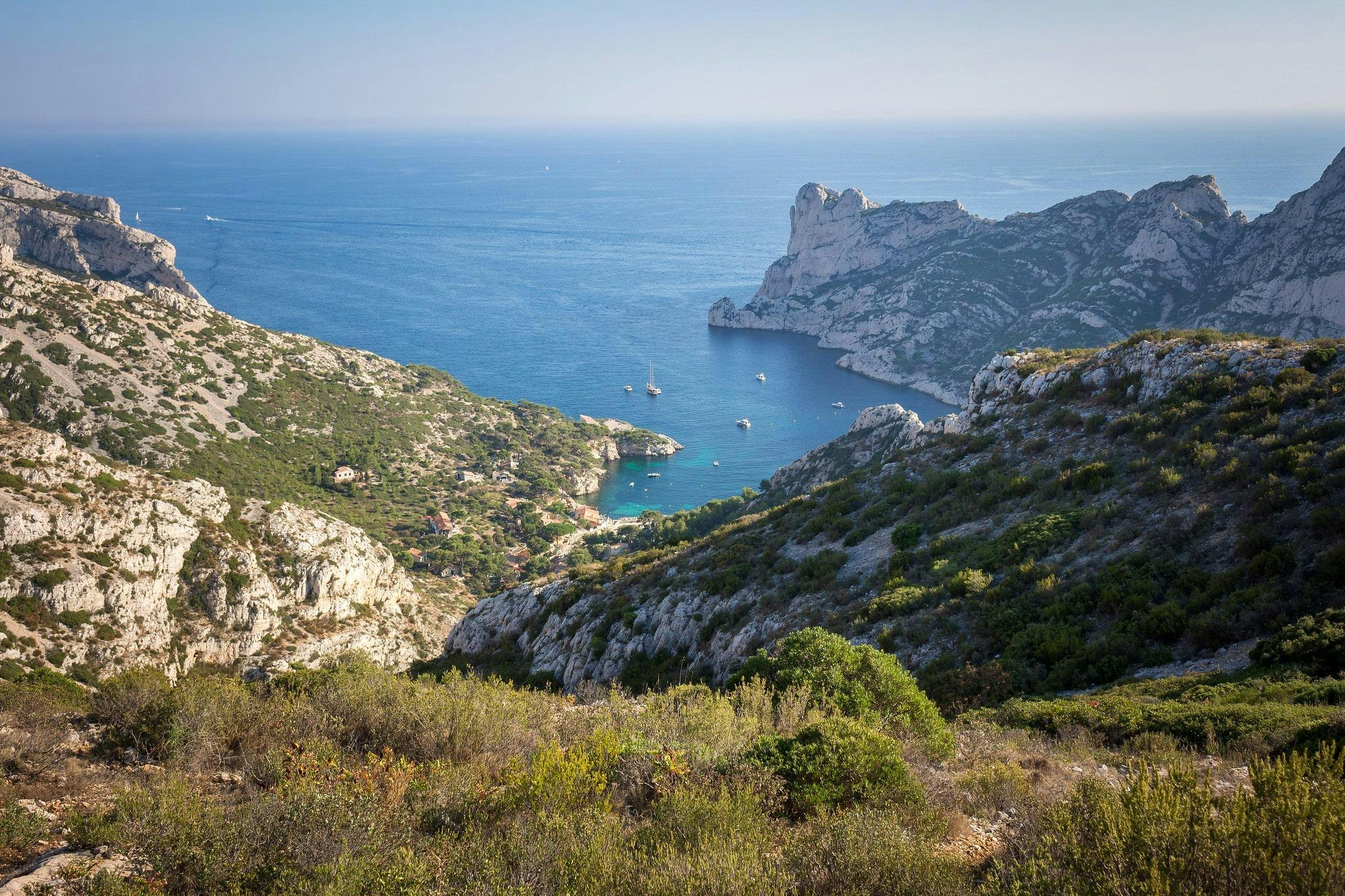 boat-trip-calanques-national-park_SEM-Resort-Hero Vue sur la calanque du Sourmiou, qui est une destination populaire pour les balades en bateau dans le parc national des Calanques.