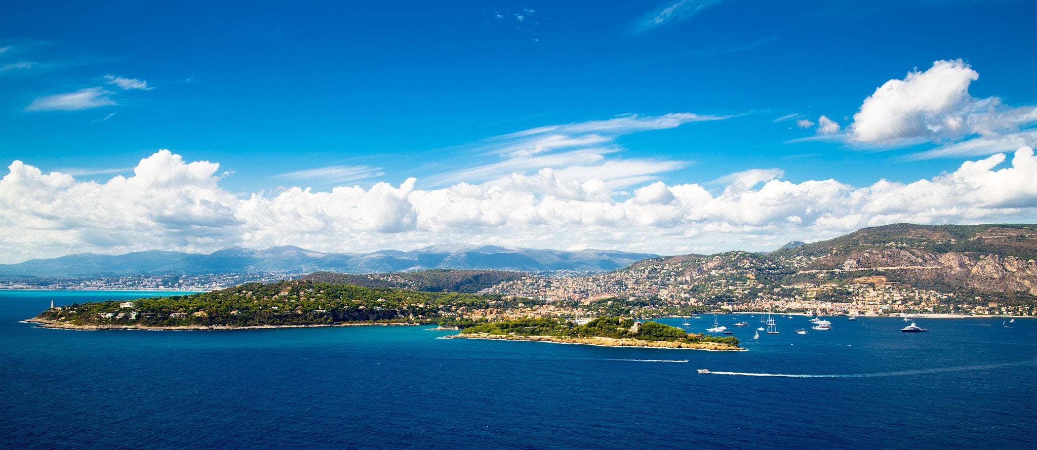 boat-trip-nice_SEM-Resort-Hero Vue de la Côte d'Azur autour de St-Jean-Cap-Ferrat, une destination populaire pour les balades en bateau depuis Nice.