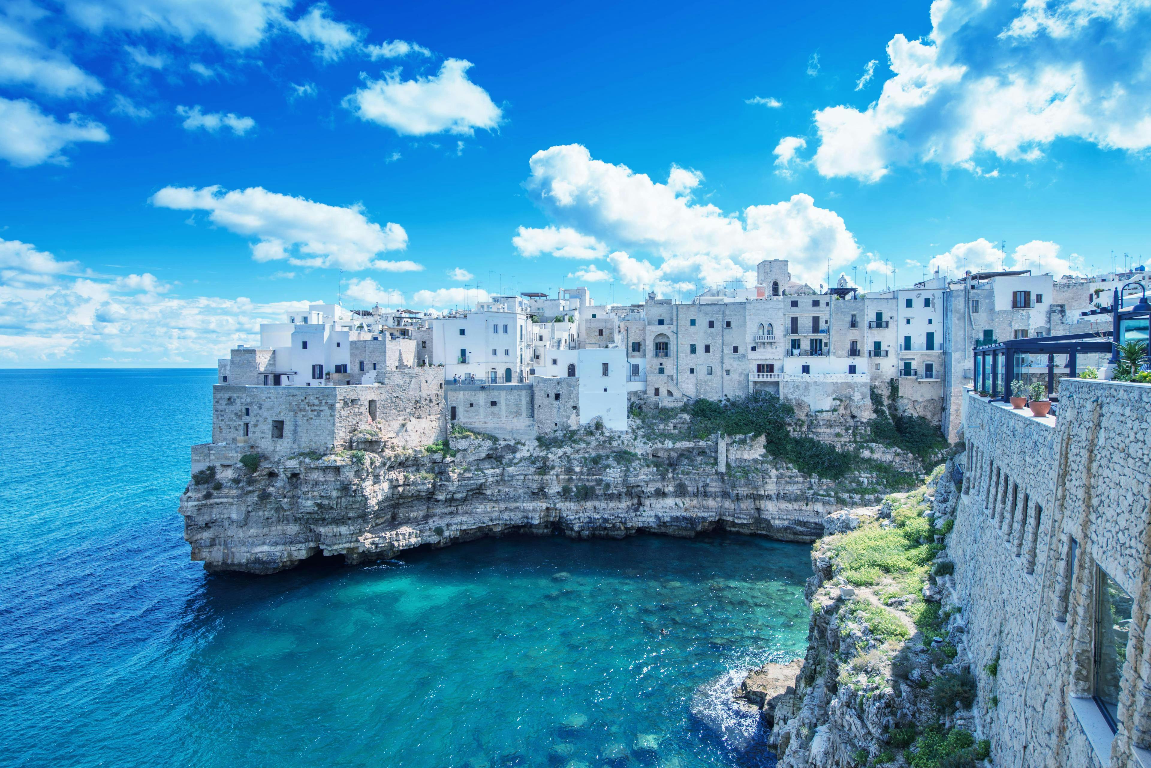 Una foto delle acque turchesi vicino a Polignano a Mare che i visitatori possono ammirare durante un giro in barca in Puglia.
