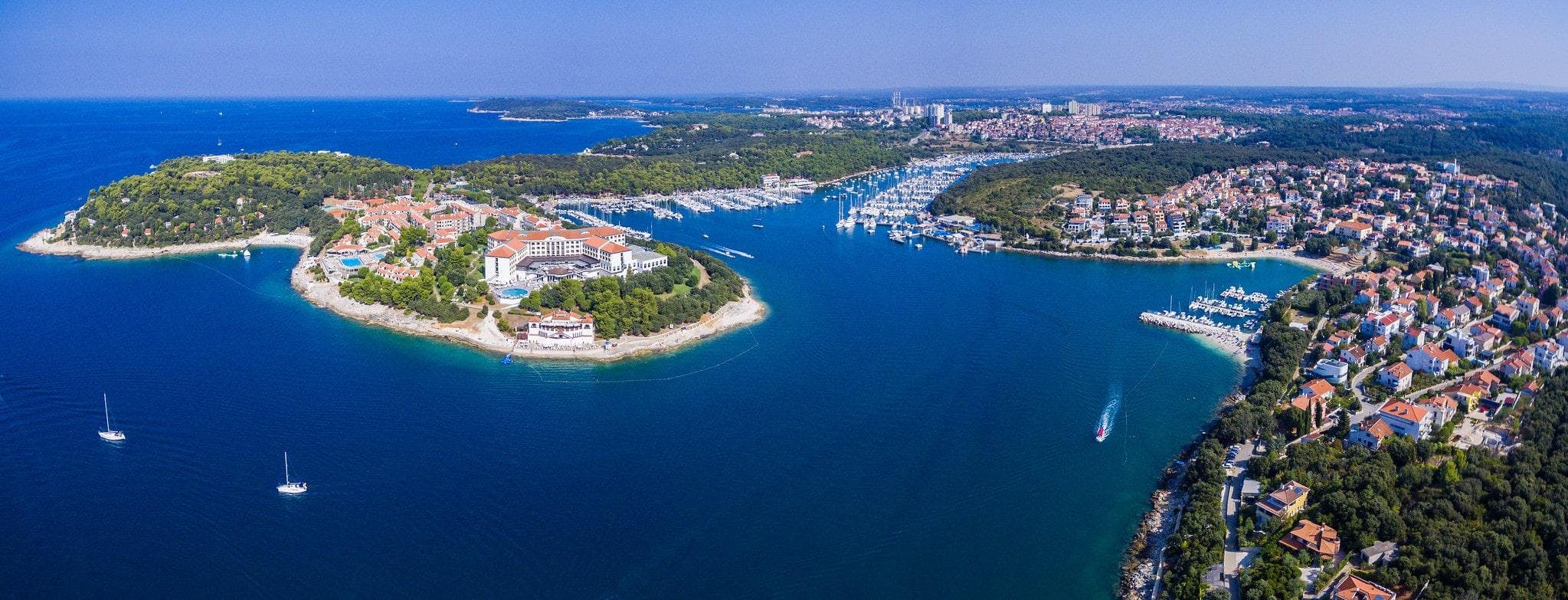 boat-trip-pula_SEM-Resort-Hero Blick auf die Bucht von Verudela bei Pula, die ein beliebtes Ziel für Bootstouren rund um Pula ist.