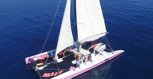 Catamarantocht naar Cap Taillat met aperitief met Caseneuve Maxi Catamaran Mensen nemen deel aan een catamarantocht naar Cap Taillat met aperitief met Caseneuve Maxi Catamaran.