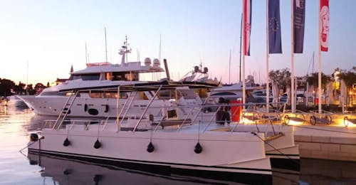 Tour in catamarano al tramonto lungo l'arcipelago di Rovigno con avvistamento di delfini con Dalmare Rent a Boat Rovinj.