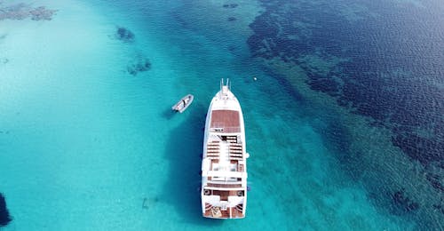 Foto della barca di Delfino Tours La Maddalena durante la Gita in barca all'Isola di La Maddalena e alle Piscine Naturali.
