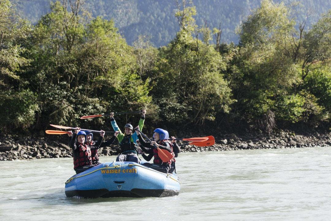 Rafting einer Familie mit Kindern im Ötztal