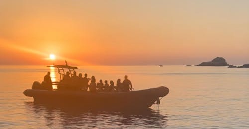 Bootstour bei Sonnenuntergang von Calvi mit Apéritif und Snorcheln mit Giru Mare Calvi RIB-Boot mit dem Sonnenuntergang im Hintergrund, während einer Bootstour von Calvi aus mit Apéritif und Snorcheln mit Giru Mare Calvi.