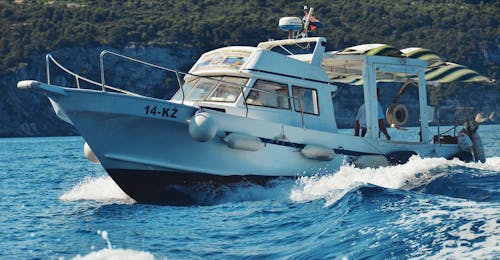 Balade privée en bateau Komiza - Grotte Bleue (Biševo) avec Kaukal Excursions Komizar.