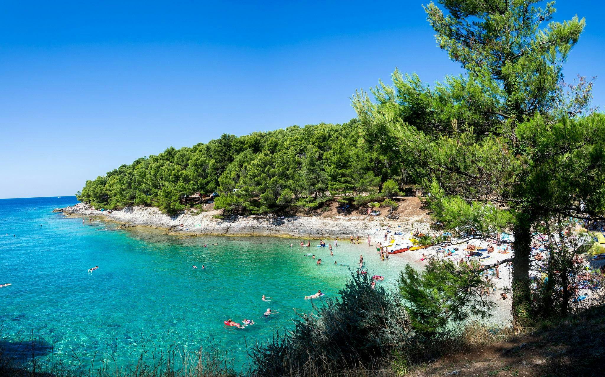 kayaking-pula_SEM-Resort-Hero Blick auf den Strand am Kap Kamenjak, einem beliebten Ziel für Kajaktouren in Pula.
