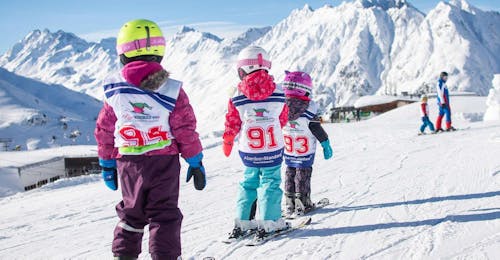 Children are skiing on the slopes during Kids Ski Lessons (6-15 years) - First Timer with the ski school Skischule Ischgl Schneesport Akademie.
