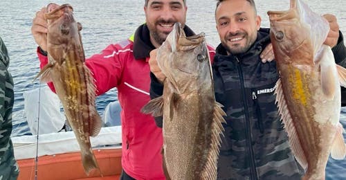 Balade privée en bateau Agios Nikolaos (Crète) - Agios Nikolaos (Crète) avec Pêche avec Mirabello Boats Agios Nikolaos Deux personnes tenant le poisson face à l'appareil photo pendant l'excursion privée en bateau de pêche à Agios Nikolaos avec le skipper de Mirabello Boats Agios Nikolaos.