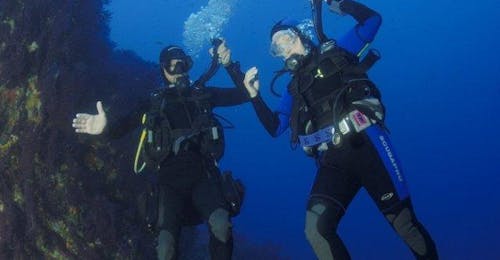 PADI Open Water Diver Tauchkurs in Saint-Tropez für Anfänger mit European Diving School Saint-Tropez Ein Taucher und sein Tauchlehrer schwimmen unter der Wasseroberfläche während des PADI Open Water Diver Kurses der European Diving School Saint-Tropez.