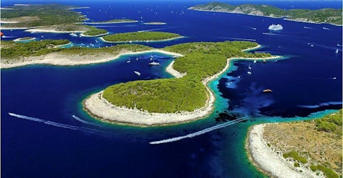 Privé boottocht naar de Pakleni Eilanden en de Rode Rotsen vanuit Hvar Luchtfoto van Pakleni Eilanden tijdens een Privé Boottocht naar de Pakleni Eilanden en de Rode Rotsen vanuit Hvar met HvarCruise.