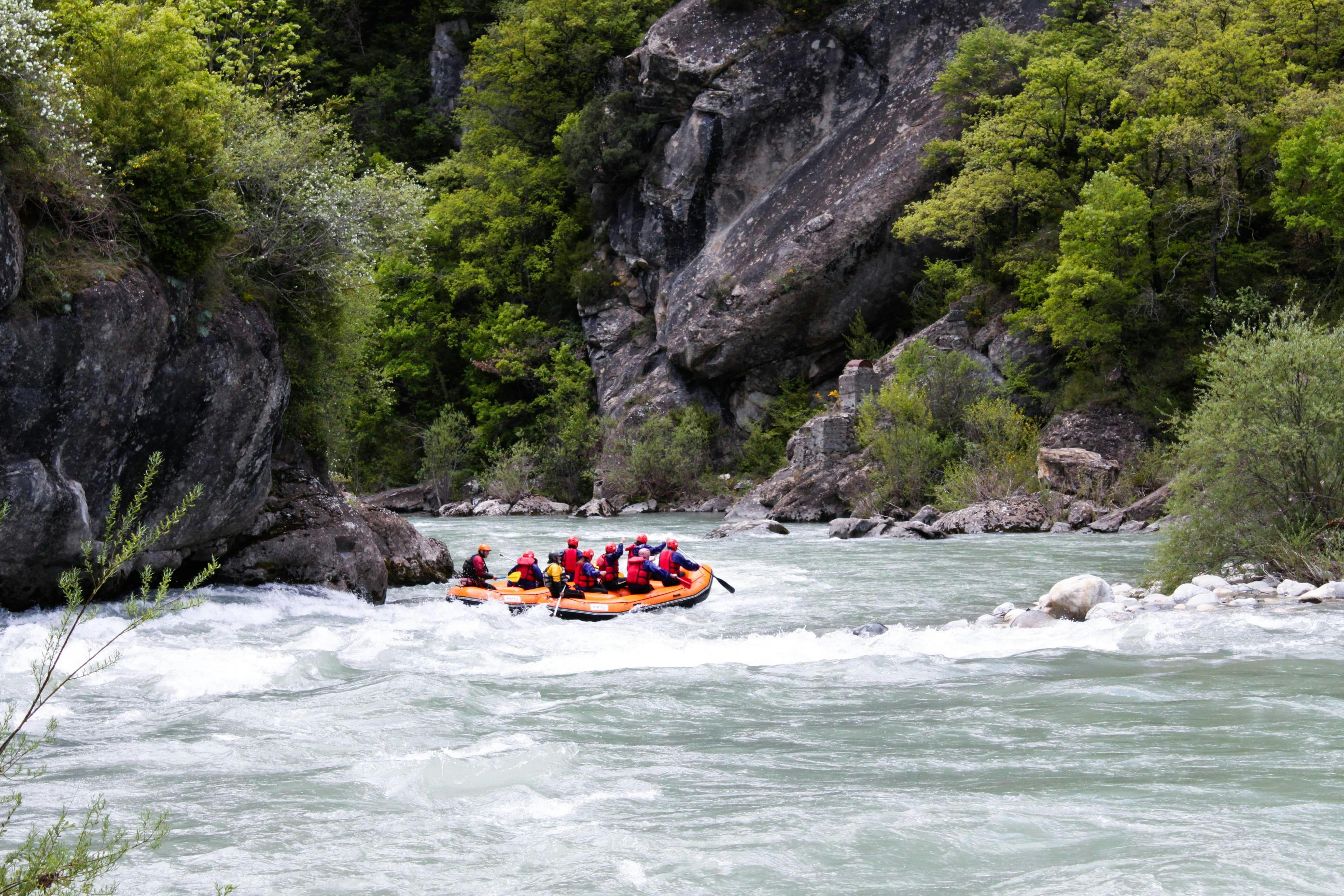 rafting-canyoning-murillo-de-gallego_SEM-Resort-Hero Un grupo de personas hace rafting en el río en Murillo de Gállego con un proveedor de rafting durante el verano.