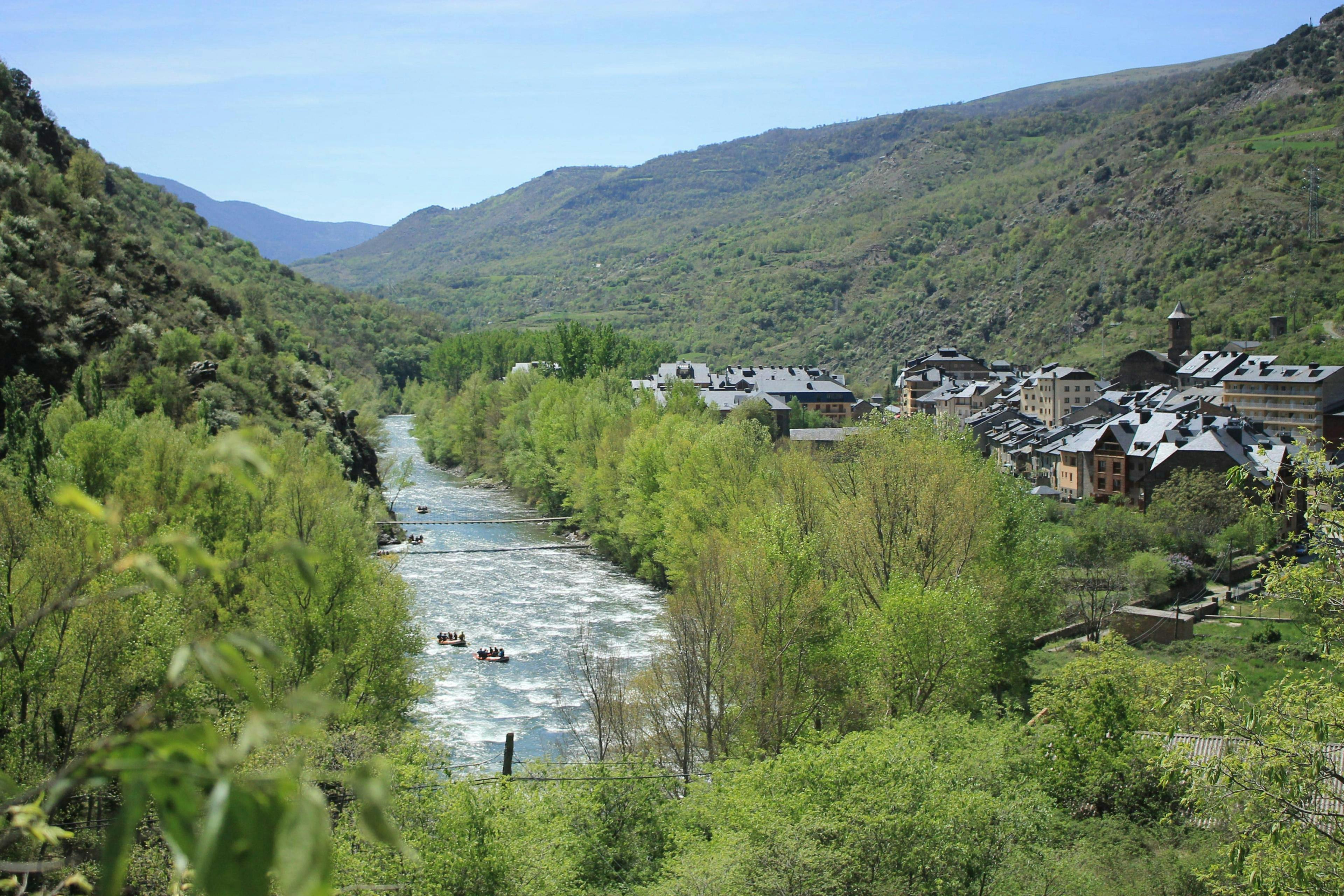 Un grupo de jóvenes rema a lo largo del río Noguera Pallaresa mientras hacen rafting en Sort.