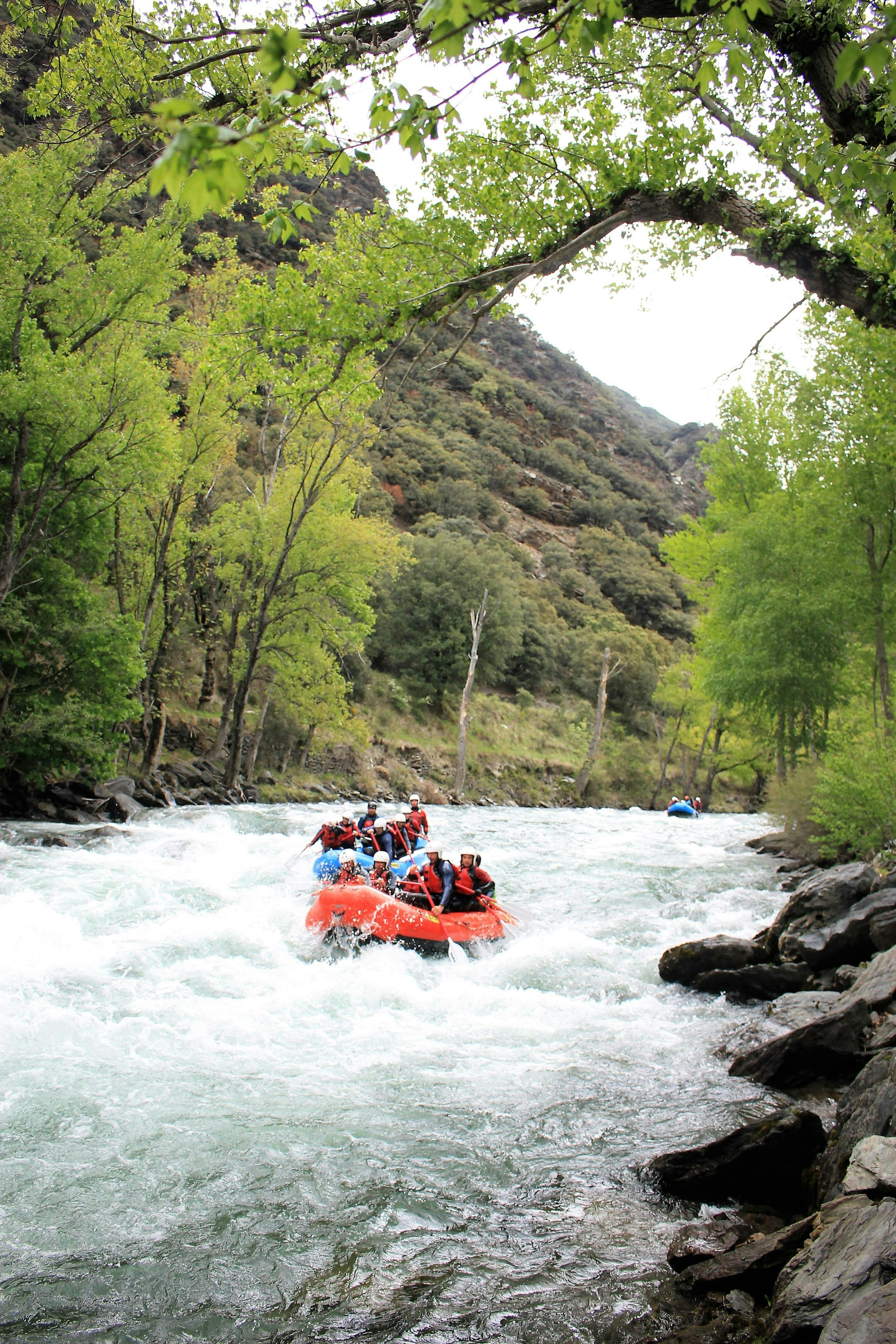 rafting-llavorsí-popular-place Dos balsas que bajan por el río donde la gente de Llavorsí puede hacer rafting.