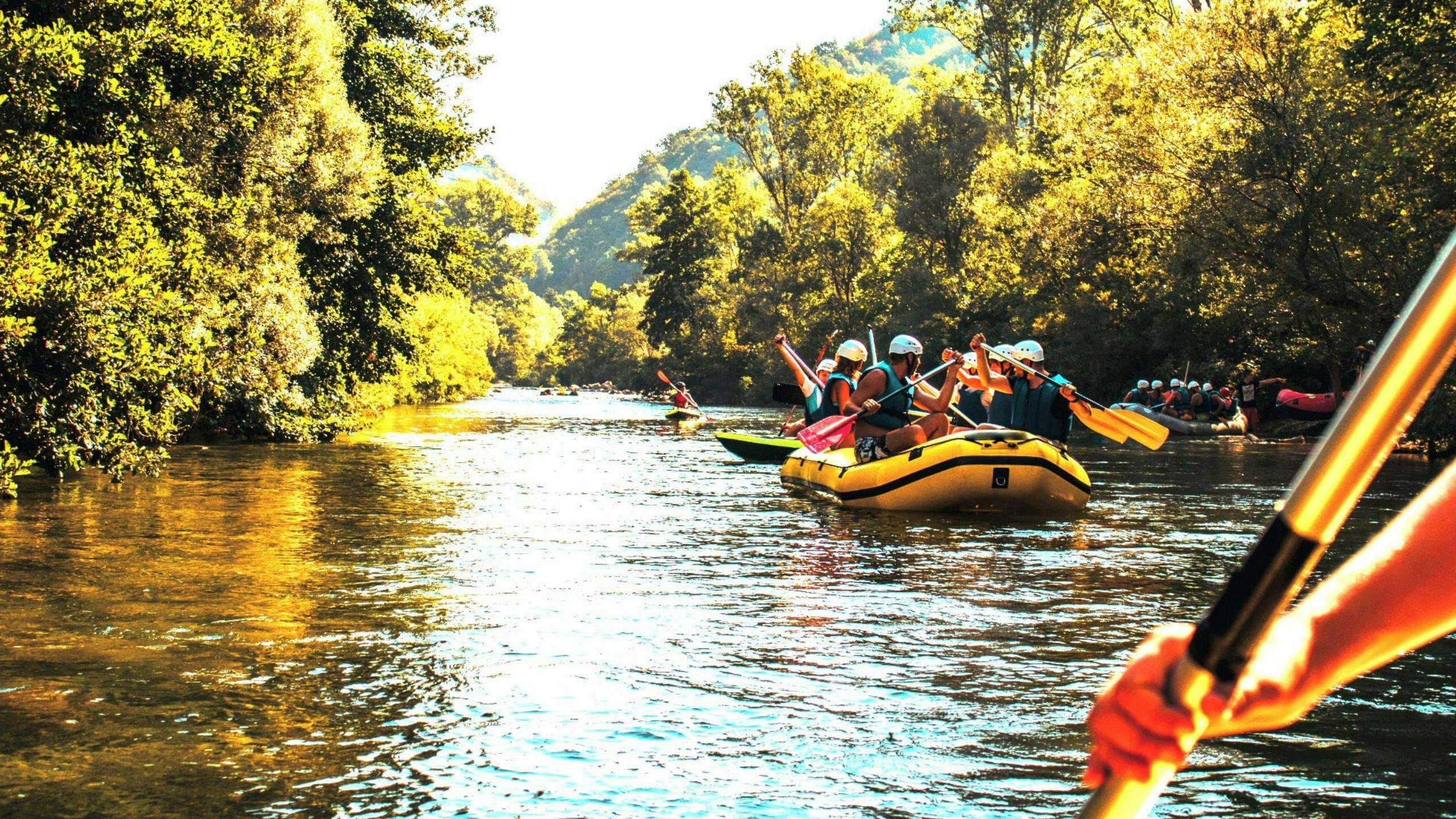 rafting-omis_SEM-Resort-Hero Several groups of people are paddling along the Cetina River while rafting near Omiš.