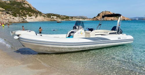 Gita in gommone da Cannigione all'arcipelago di La Maddalena con aperitivo con Noleggio Le Isole Cannigione Uno dei nostri gommoni fotografato in spiaggia durante una gita in gommone da Cannigione all'arcipelago di La Maddalena con aperitivo con Noleggio Le Isole Cannigione.