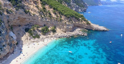Balade en bateau de Santa Maria Navarrese à Cala Goloritzè avec Sardinia Natural Park Tours.