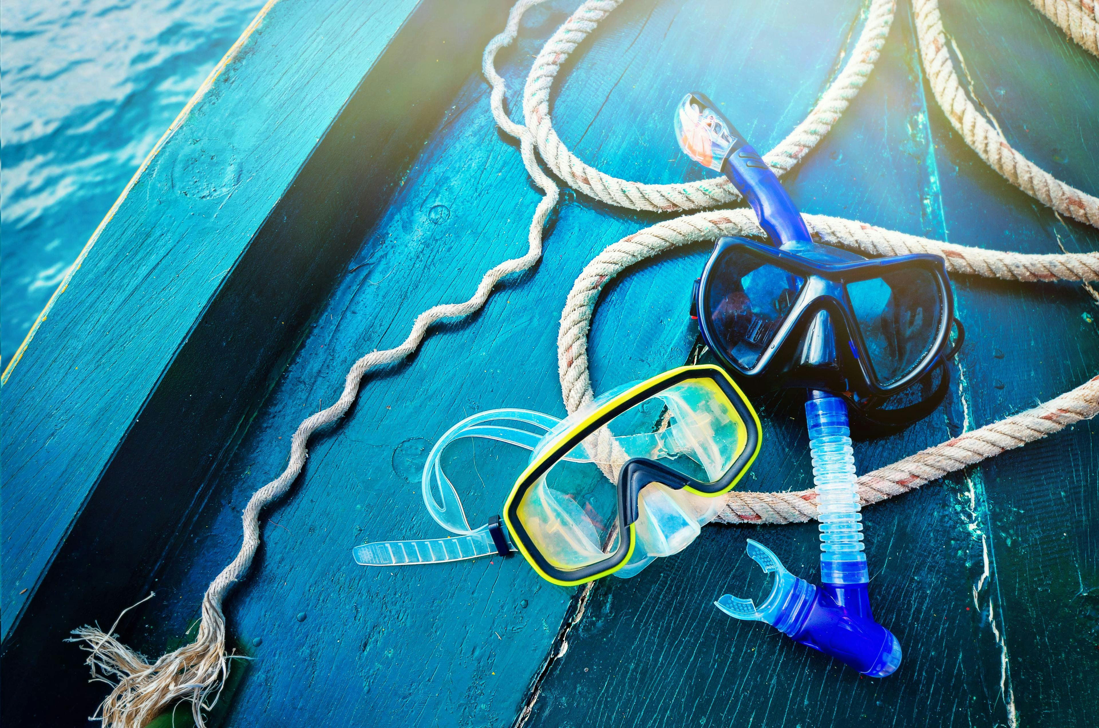 scuba-diving-snorkeling-mallorca_SEM-Resort-Hero Dos sets de gafas y un snorkel están puestos en el barco, listos para ser llevados a hacer snorkel en Mallorca.