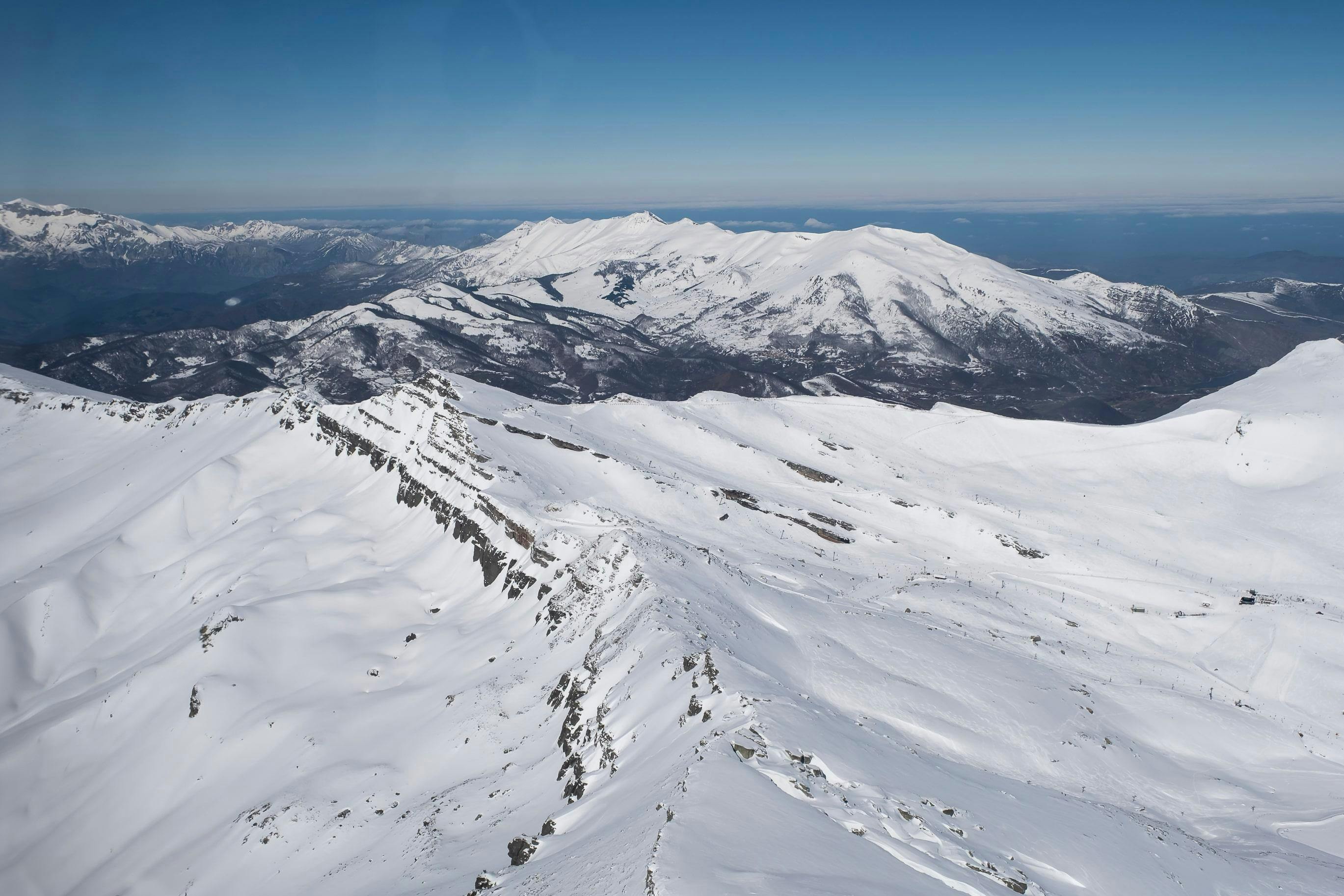 Vista de la estación de esquí en Alto Campoo donde las escuelas de esquí ofrecen clases de esquí. 