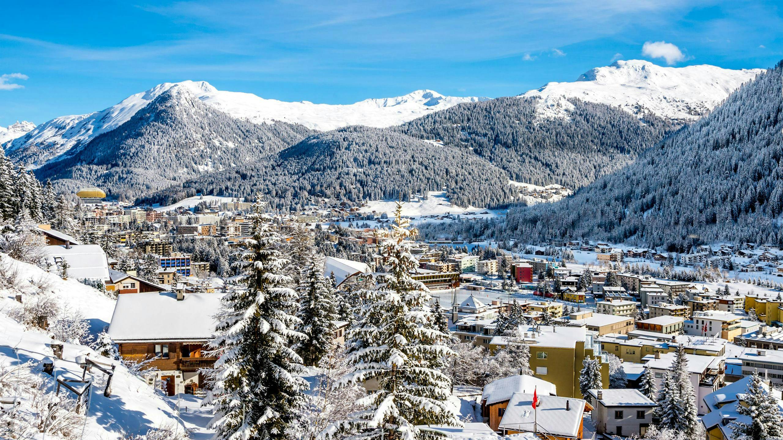 ski-school-davos_SEM-Resort-Hero Ein Blick auf das schweizerische Davos, das nicht nur für das Weltwirtschaftsforum bekannt ist, sondern auch für seine Skischulen, die für all diejenigen, die das Skifahren lernen wollen, Skikurse anbieten.