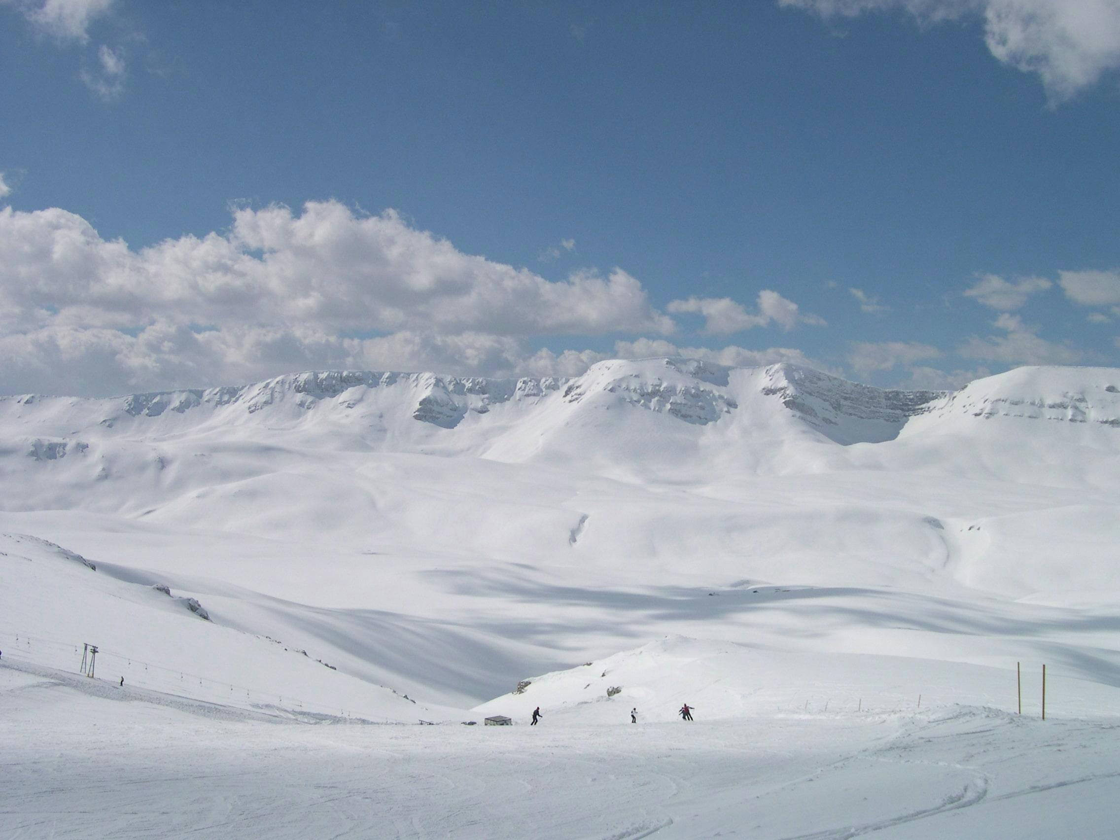 Vista sulle piste della stazione sciistica di Roccaraso, dove le scuole di sci locali offrono le loro lezioni di sci.