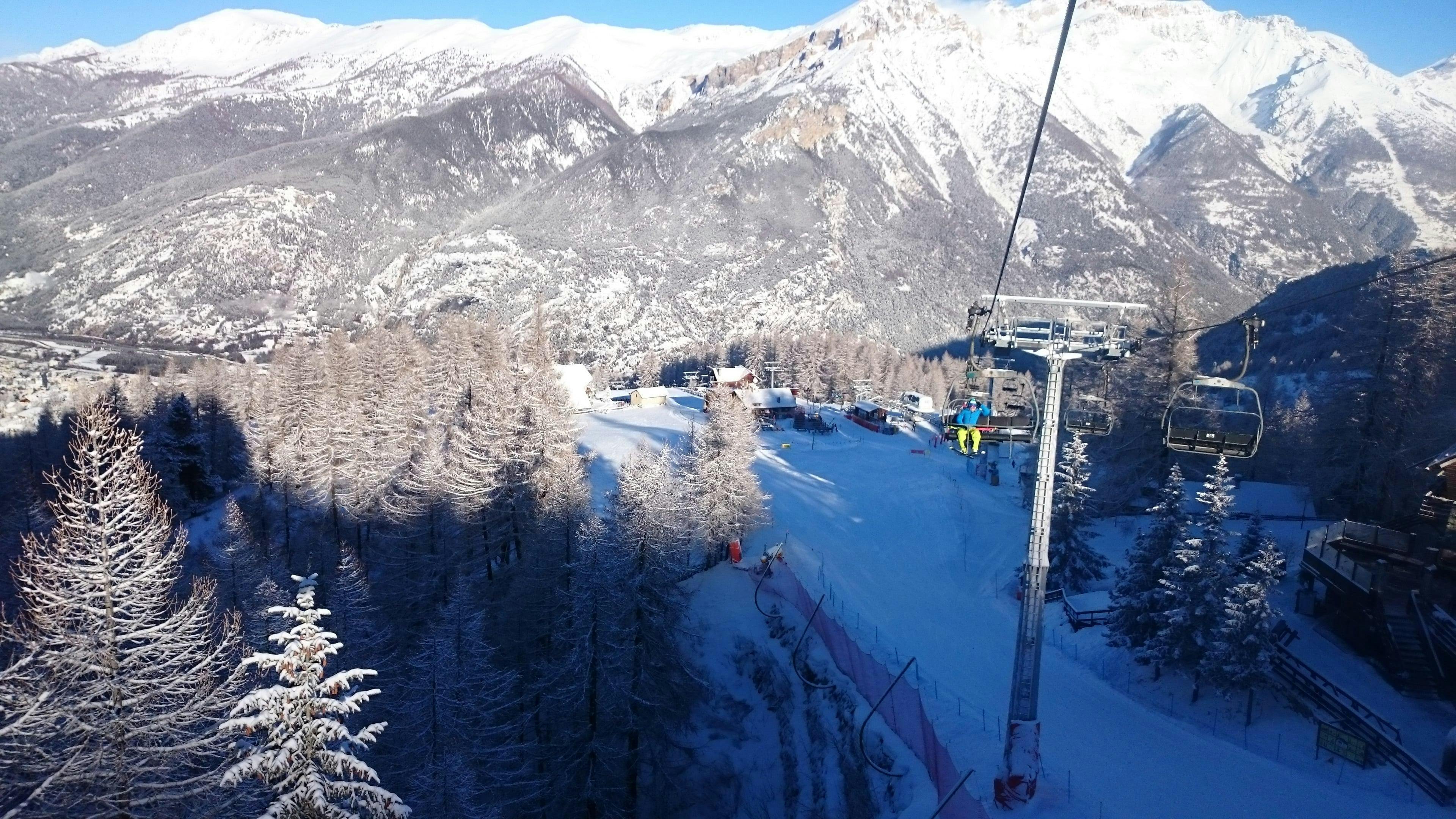 Una foto di una seggiovia nella stazione sciistica italiana di Sauze d'Oulx, che viene utilizzata dalle scuole di sci locali per i loro corsi di sci.