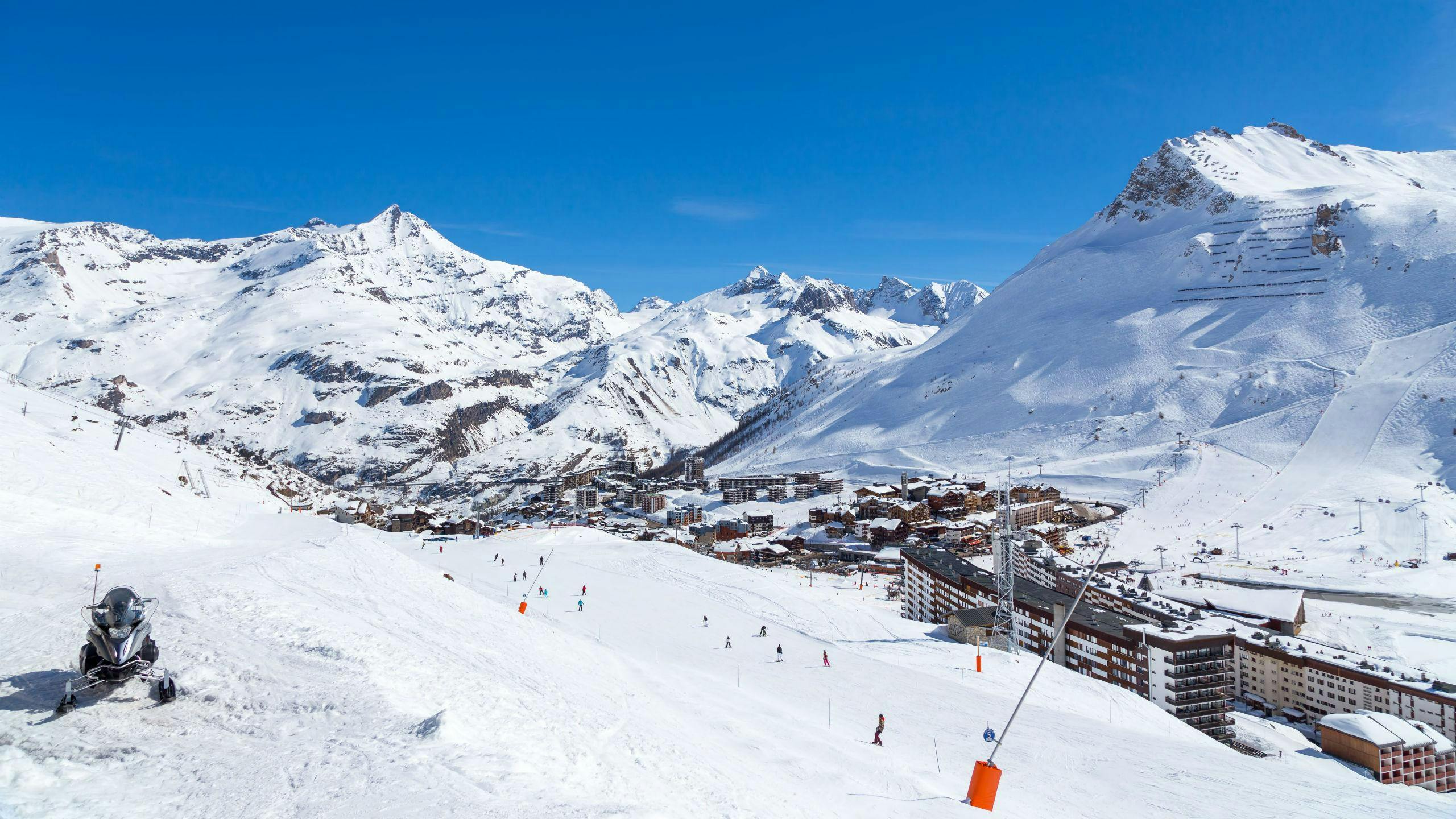 ski-school-tignes_SEM-Resort-Hero Une vue de la station de ski de Tignes sous un grand ciel bleu, avec ses nombreuses pistes utilisées par les écoles de ski locales pour leurs cours de ski.