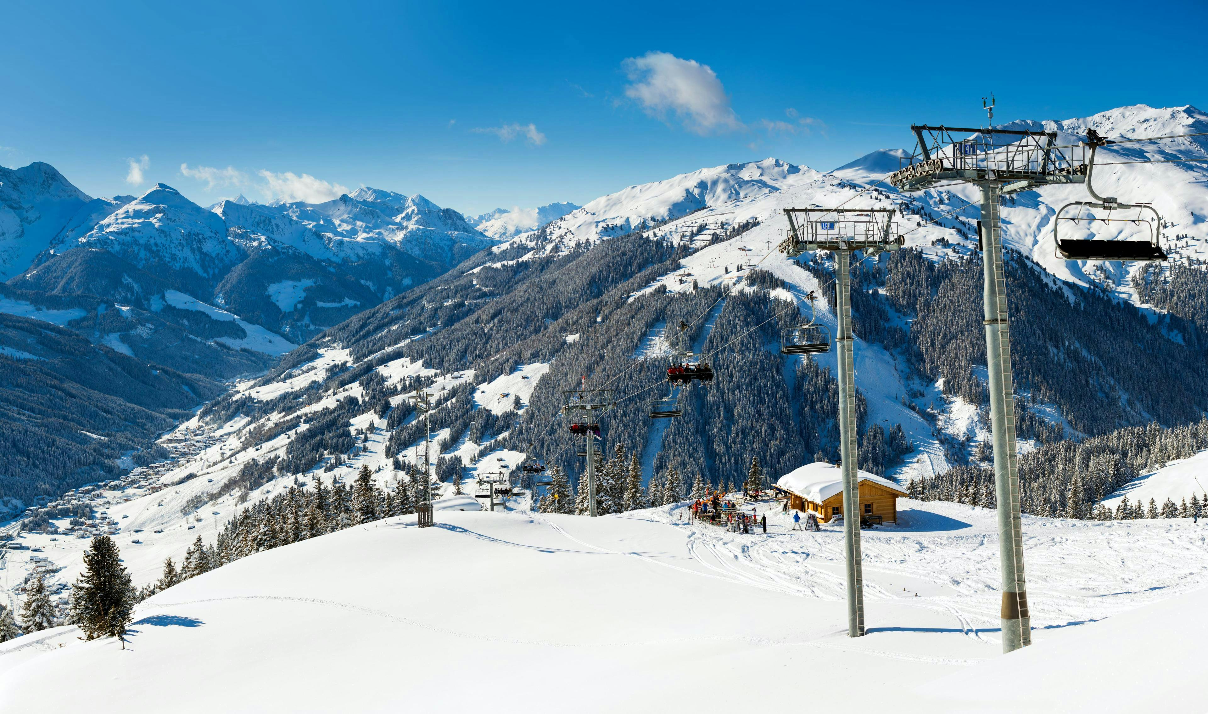 The view of the Zillertal valley awarded to all those who book ski lessons with one of the local ski schools in Zell am Ziller.