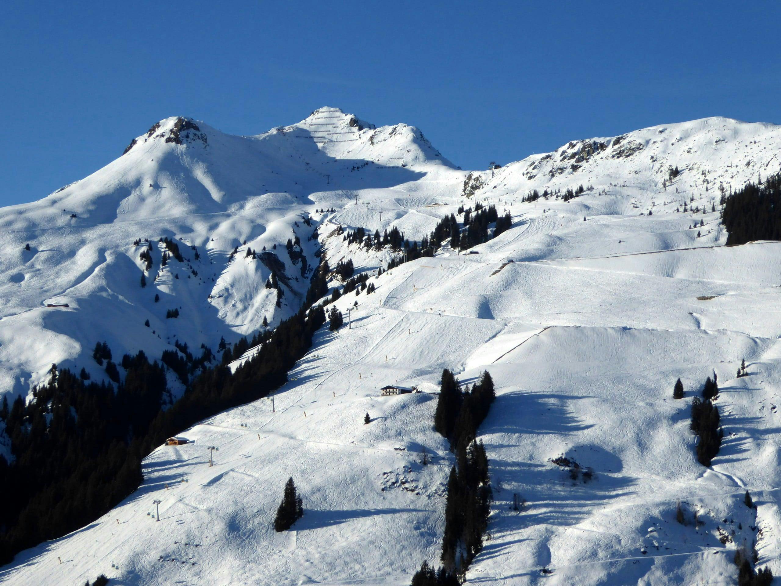 A picture of the snow-covered mountains in the skiing area Fieberbrunn where local ski schools offer their ski lessons.