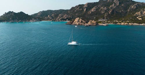 Paseo privado en catamarán por el archipiélago de La Maddalena con aperitivo y almuerzo con Soraya Charter Porto Pozzo.